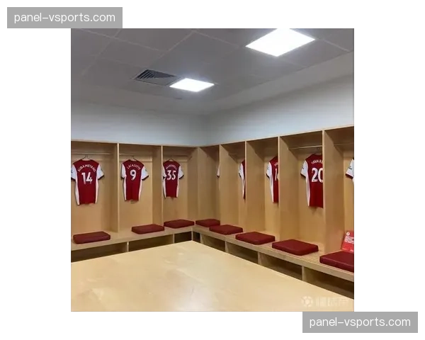 特写：客场更衣室内的固定摄像机位，为转播提供了前所未有的幕后视角