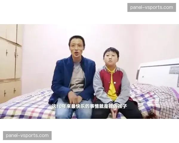 镜头故事:看台上,一位父亲为年幼的儿子讲解越位规则 镜头故事:看台上,一位父亲为年幼的儿子讲解越位规则